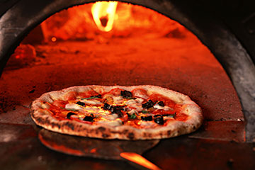 Neapolitan Pizza, the pride of this restaurant, baked in a pizza oven until fragrant